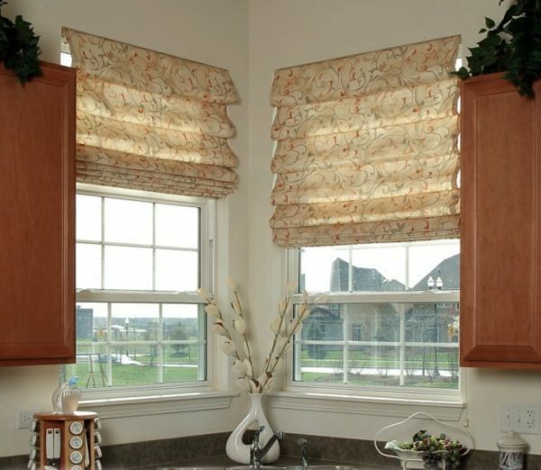 Durchlässiger Vorhänge mit einem spektakulären Druck verstecken vollständig, was vor den Augen der Passanten in der Küche geschieht, werden aber leicht diffuses Licht
