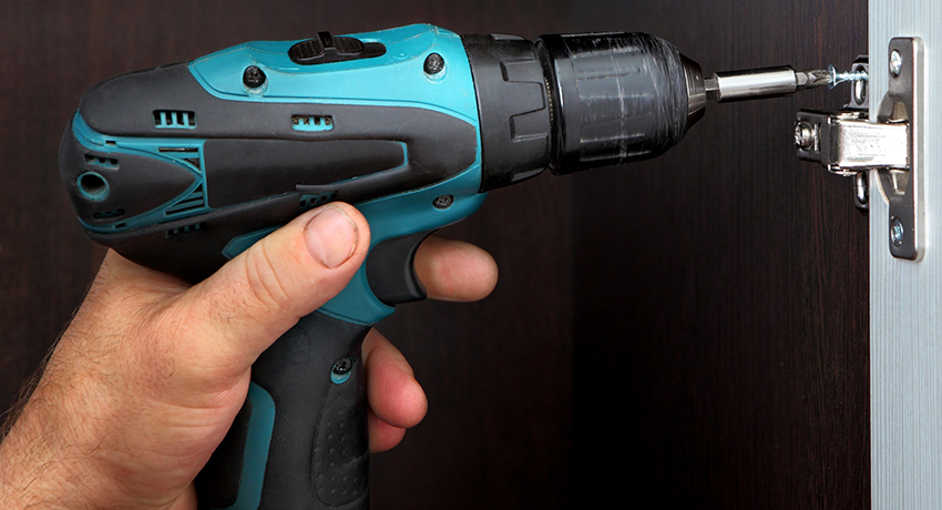 Cordless drill / driver: universal device for screwing in and drilling