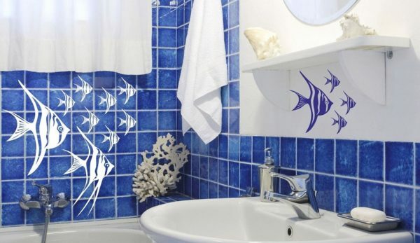 Nella foto - un esempio di decorare gli adesivi in ​​vinile bagno