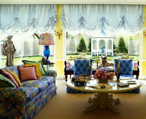 To the yellow wallpaper is best suited blue curtains