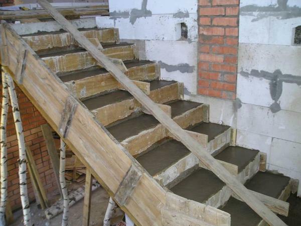 Independently you can make even a concrete staircase, if you first become familiar with the instruction and advice of professionals