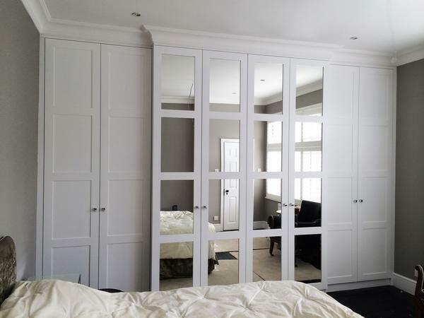 Osim toga, garderoba od gipsanih ploča može biti ukrašen ogledalo umecima, koji će vizualno povećati prostor u spavaćoj sobi