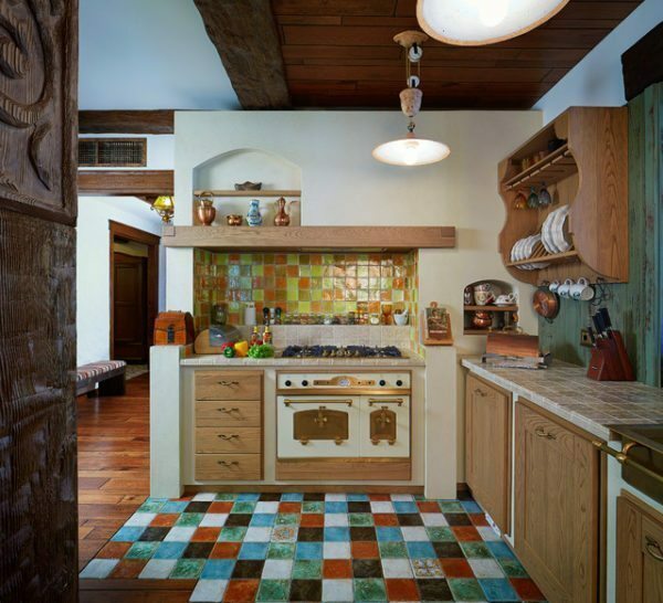 המטבח בסגנון הכפרי אתה יכול למצוא מקום אריחים צבעוניים ויוצרים שטיח טלאים בהיר