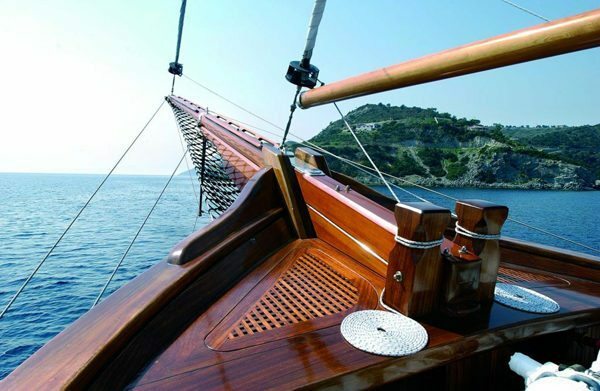 Yacht varnish for treatment of ship hulls