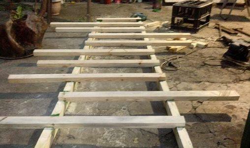 The design of the wooden ladder is quite simple, so it is quite possible to make one yourself