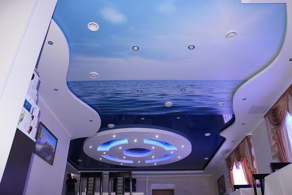 The ceiling design should be designed taking into account the general concept of the interior. Only in this case it will be not only beautiful, but also fashionable