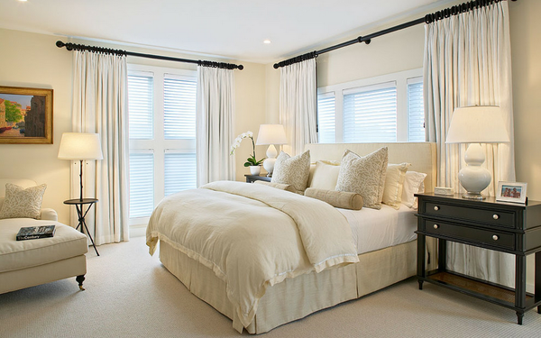 Prevlada bele notranjosti spalnice omogoča lahek, nežen in zračen