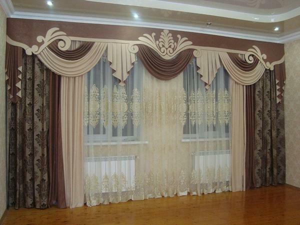 Lambruck and curtains should be harmoniously combined with each other in color and shape
