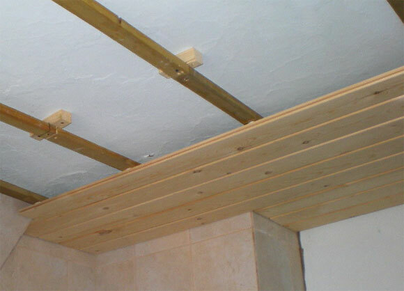 Collegamento rivestimento ad un telaio di legno sul soffitto.