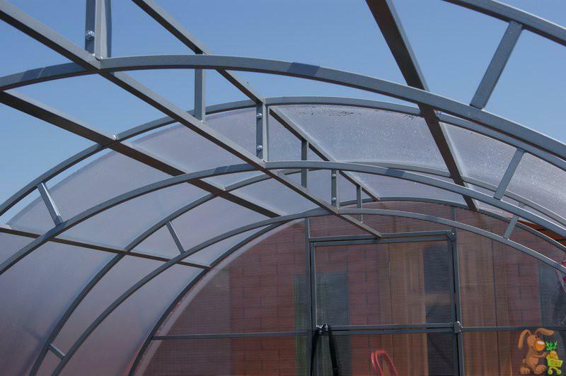 Greenhouse diperkuat: ulasan dan musim panas Resident, tanaman tahan lama, Triumph dan konstruksi, real memperkuat kerangka rumah kaca dan
