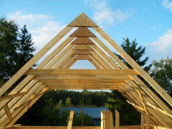 Truss system with horizontal puffs. Pay attention to the mounting crossbars to the rafters.