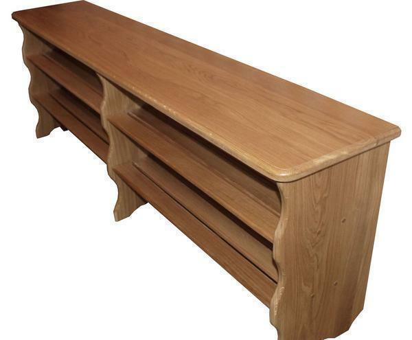 Può essere conveniente montare lo scaffale di una tavola di legno con un bellissimo modello naturale per lo stoccaggio di scarpe, come ad esempio larice