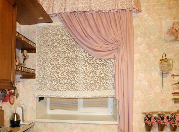 Thanks to short curtains, you can give the kitchen a cosiness and comfort