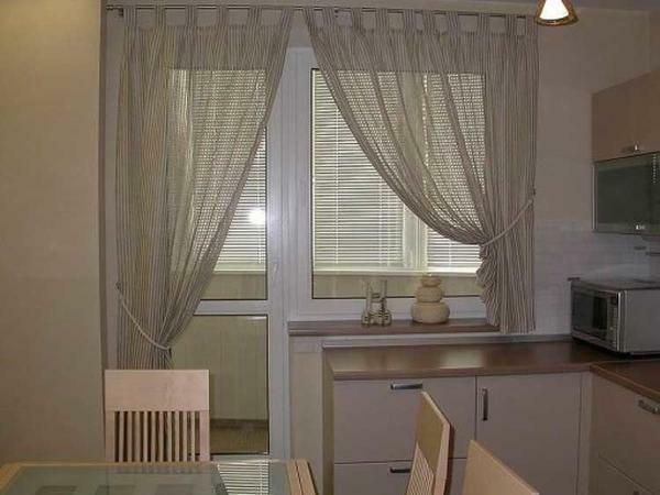 Záclony do kuchyne s balkónom má umožniť plynulé otváranie dverí