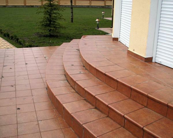 Stairs on the street can be made original and beautiful with clinker tiles