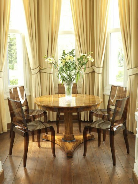 Transparente Stühle, glänzende Platten erweitern Essbereich