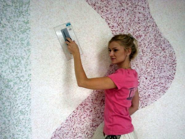 The drying time of the liquid wallpaper depends on various factors, mainly on the temperature and humidity. Therefore, it is best to glue them in warm dry weather