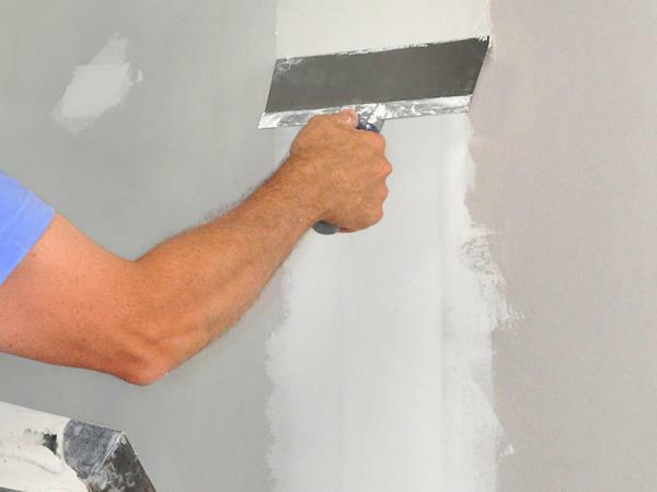 Before you apply liquid wallpaper on the walls, you should first putty plasterboard surface