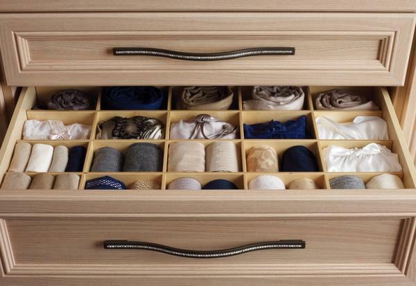As gavetas inferiores com divisórias são adequados para o armazenamento de têxteis para o lar, roupas íntimas e acessórios pequenos