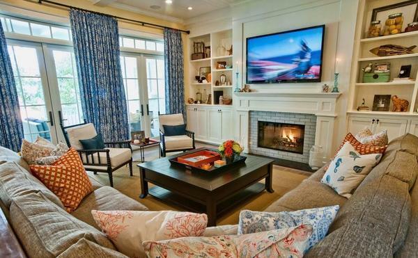Bright accent i vardagsrummet kan vara en öppen spis, soffbord eller den ursprungliga mattan