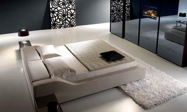 Pohištvo za spalnico v high-tech stilu, je treba izbrati na belo, tako da je lahka in zračna