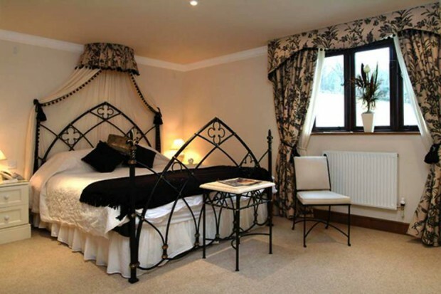 Bir bölme ile yatak odası tasarımı
