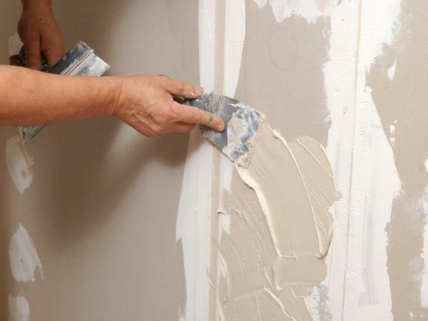 Plasterboard Oberfläche vor flüssige Tapete Anwendung muss zashpatlevat und grundiert