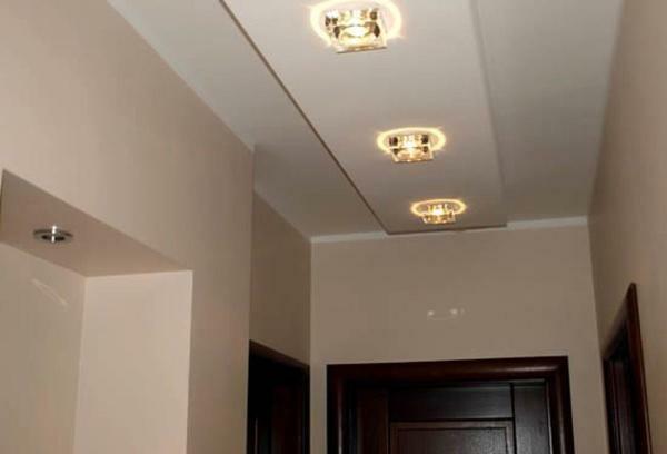 Gypsum plasterboard ceiling, made in light colors, visually expand the space of the small hallway