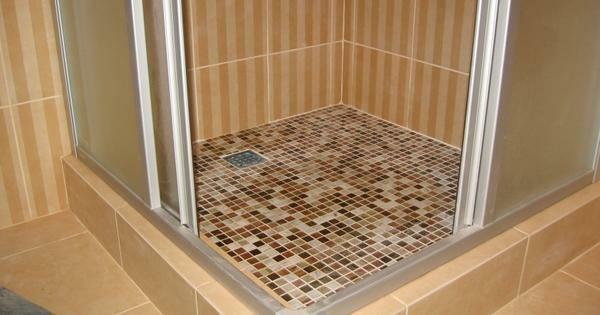 Sprchovací kút bez zásobníka: vypúšťací trapiki voda dlaždice na podlahu, aby sifón bytu, nainštalovať sprchu vlastnými rukami, zateplená