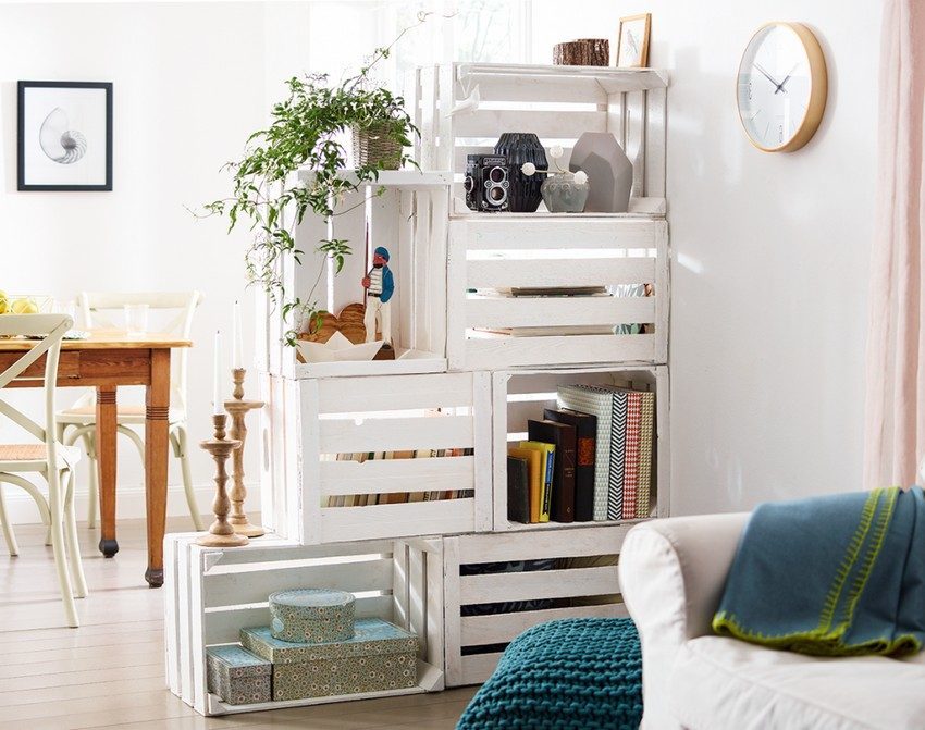 Estanterías, creado con sus propias manos de las cajas de madera, divide el espacio de un pequeño apartamento en la zona y al mismo tiempo sirve como una decoración interior