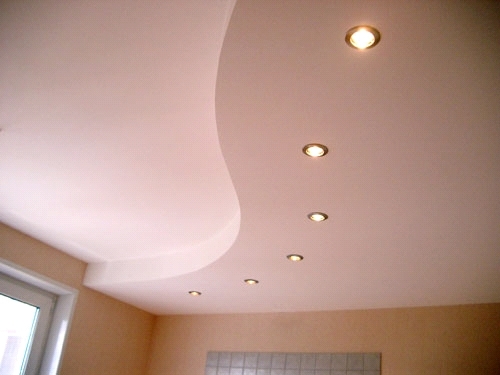 Dizajn napínacích stropov v obývacej izbe