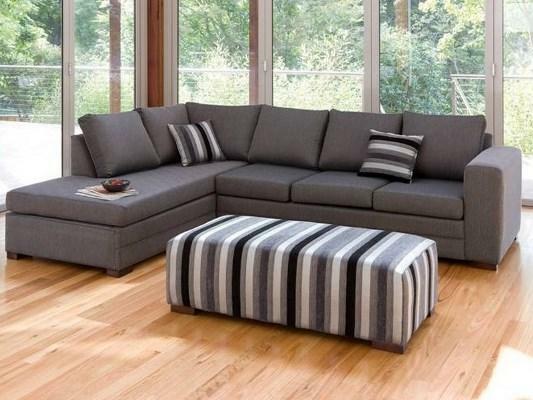 Muitas pessoas preferem escolher um bom e grande sofá para a sala de estar, porque transforma o interior elegante