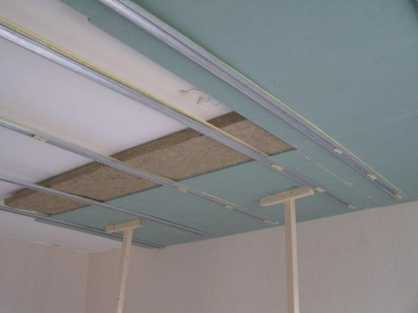 isolamento acustico per il soffitto è spesso posto sotto il telaio, ma il lavoro può essere effettuata senza disegno speciale