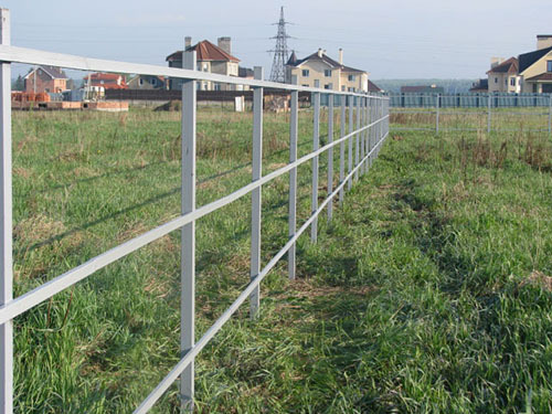Painted design necessary to fence made of polycarbonate and has been an attractive and durable