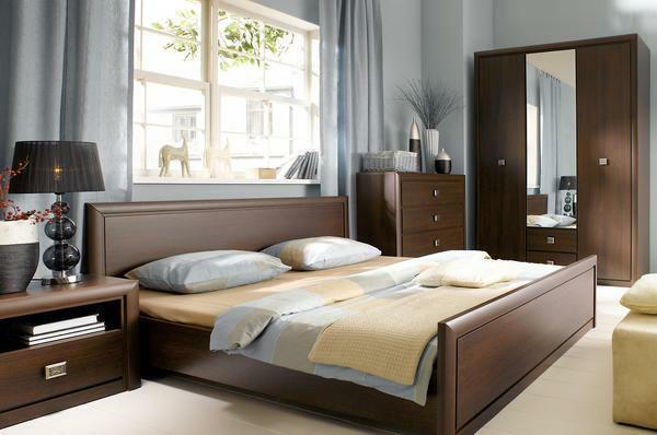 Standardni skup spavaće sobe namještaj uključuje kreveta, ormari, Noćni stolovi i toaletni stolić.Međutim, najvažniji komad namještaja u spavaćoj sobi je krevet
