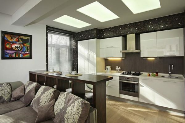 Die Kombination der Küche mit einem Wohnzimmer - eine große Verabredung „Push“ die Wand.