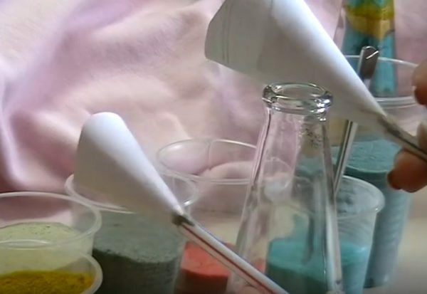 Gemaakt met zijn eigen handen uit een gieter cocktailprikkers en papier trechters zijn in staat om te buigen, die zorgt voor meer complexe artistieke ideeën bij het vullen van flessen gekleurd zand