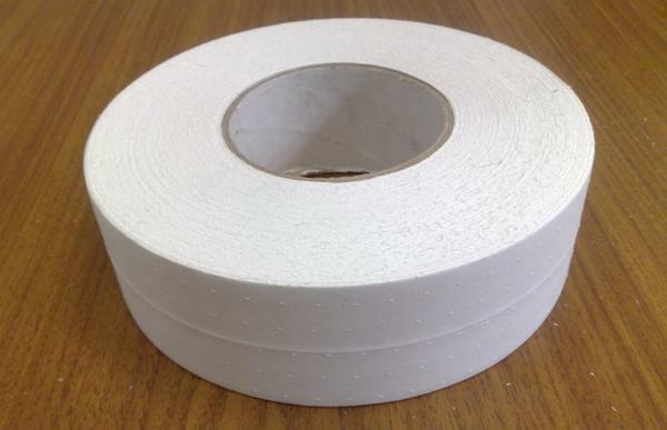 la bande de papier coutures de cloison sèche a une résistance spécifique qui est obtenue en entrelaçant la fibre renforcée le long et à travers le