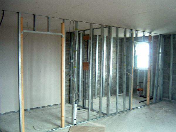 Dividing wall with reinforced opening for the door