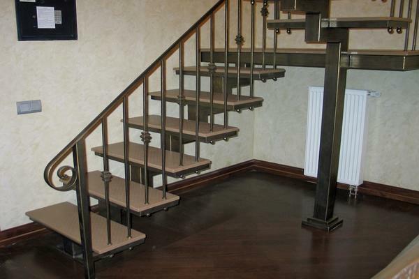 Pred lakovaním kroky schodisko vyrobené z kovu, musí byť dôkladne vyčistené sutiny