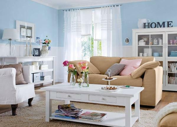 Biru dan nada putih serta mungkin lebih cocok untuk dekorasi ruang tamu kecil - tidak hanya mereka membawa catatan segar di interior, tetapi juga menciptakan perasaan kelapangan