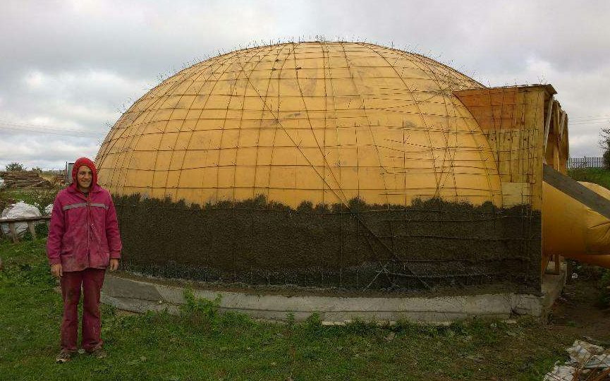  För att hälla betongformsättning uppblåsbara kupol används som en stor cylinder med tryckluft.