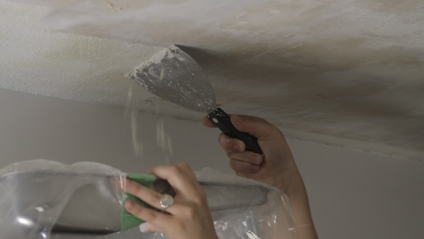 Først og fremmest, før reparationen udføres forberedende arbejde: rengøring af loftet i den gamle lag maling
