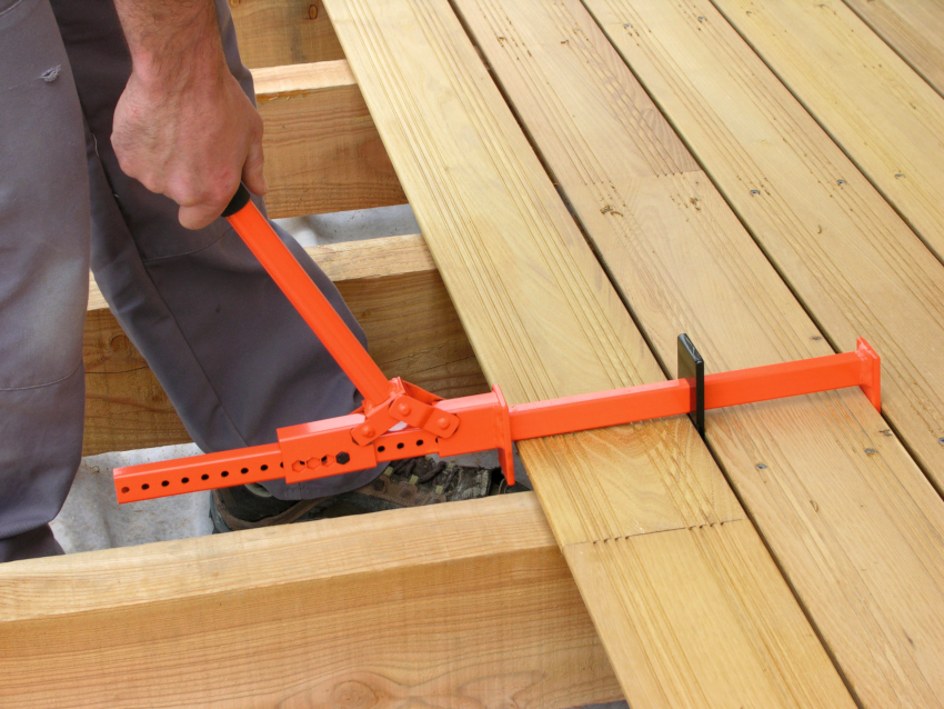 L'installazione delle assi del pavimento sui tronchi è più complicata e richiede un'elevata precisione nel lavoro