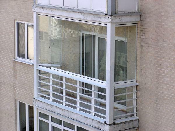 Balkon prostor Hruschev period je mala soba, koja se sastoji od betonskih ploča, zatvara strukturu perimetra željeza
