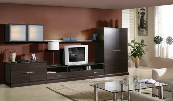 Memilih furnitur untuk ruang tamu, perlu untuk memperhitungkan semua nuansa kamar Anda untuk mencegah kesalahan dalam desain