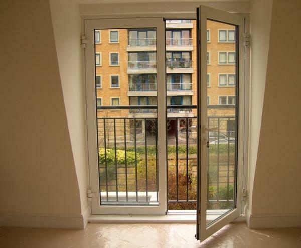 If the room is small, then the balcony door should be chosen with a large glass