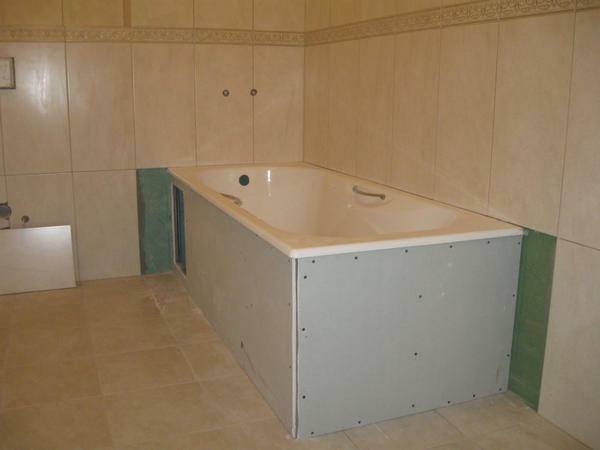 Many designers recommend the use of drywall as a special screen for the bath
