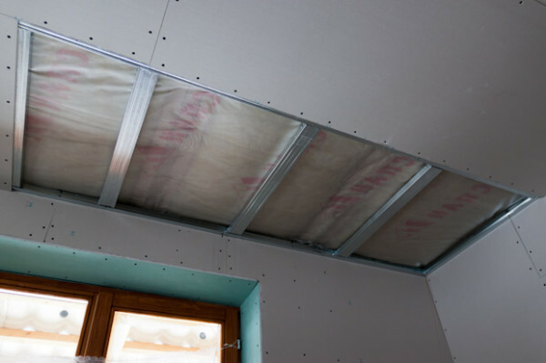 Plasterboard structures in the living room require special care at the joints - in the corners of the room
