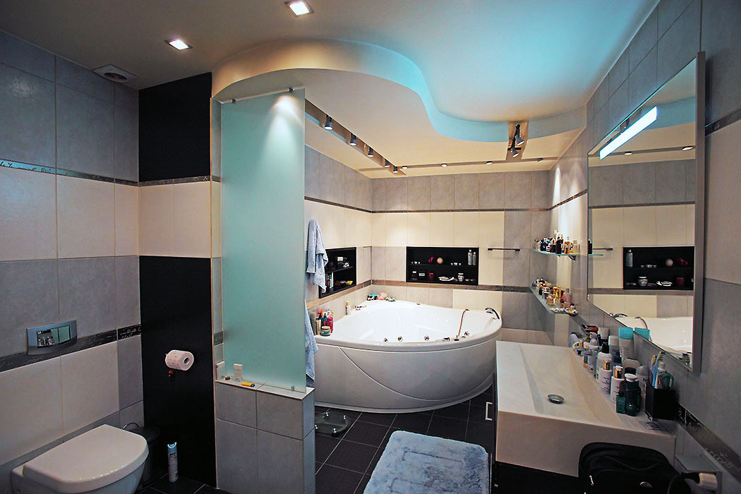 Il design della sala bagno e una piccola cabina armadio